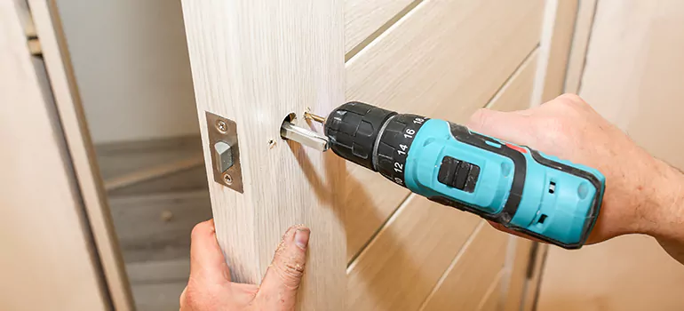 Old Door Knob Repair in Pine Hills, FL